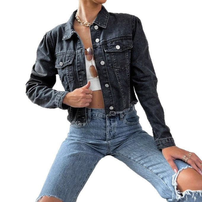 Damen Kurz geschnittene taillierte Jeansjacke mit rohem Fransen-Saum und Pattentaschen Echo Archiv