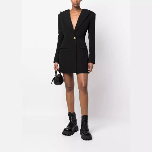 Damen kurzes Blazerkleid im minimalistischen Tailoring mit betonter Schulter und Ein-Knopf‑Verschluss Echoarchiv