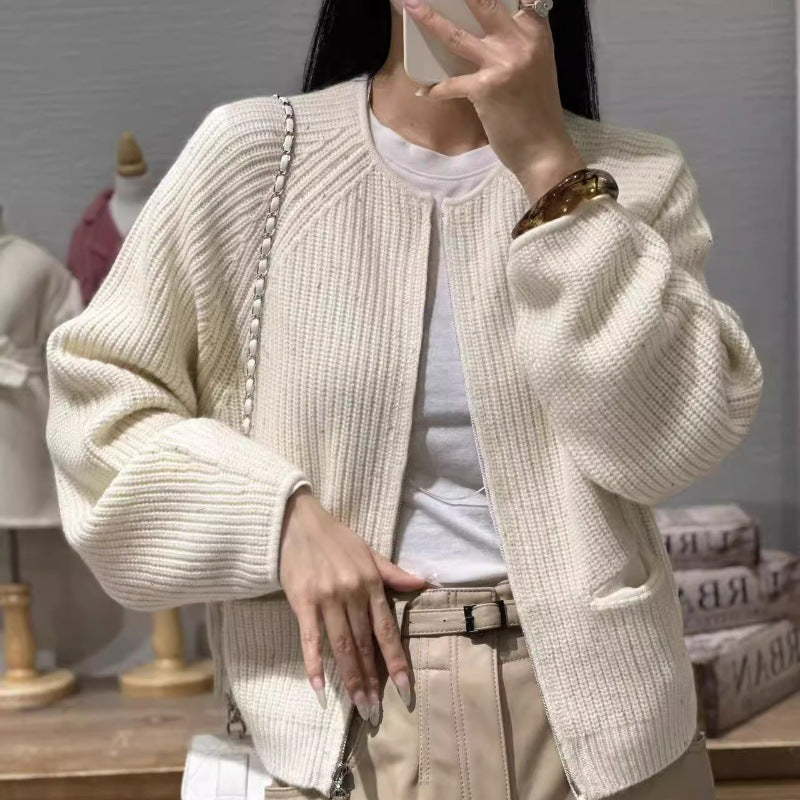 Damen Kurzgeschnittene kastige Strickjacke mit geripptem Feinstrick Ballonärmeln und aufgesetzten Eingrifftaschen Echoarchiv