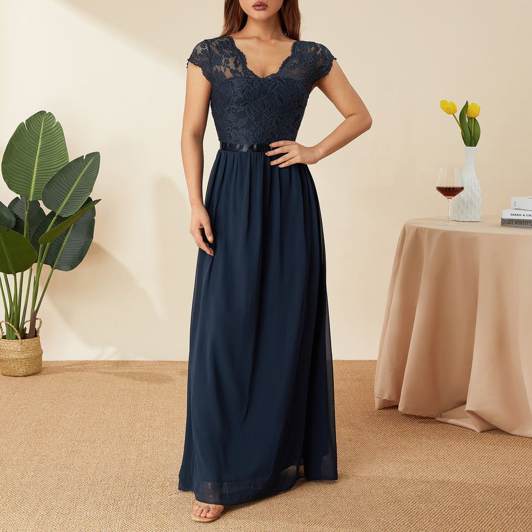 Damen Elegantes Spitzenkleid mit V-Ausschnitt Echo Archiv
