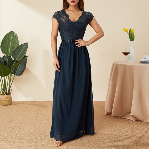 Damen Elegantes Spitzenkleid mit V-Ausschnitt Echo Archiv