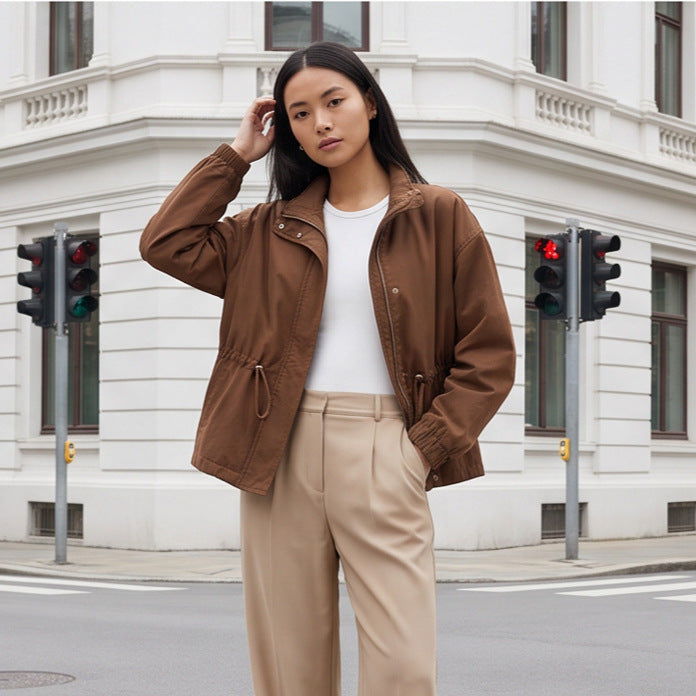 Damen Utility-Fieldjacke mit Tunnelzugtaillierung, hohem Kragen und elastischen Bündchen Echoarchiv