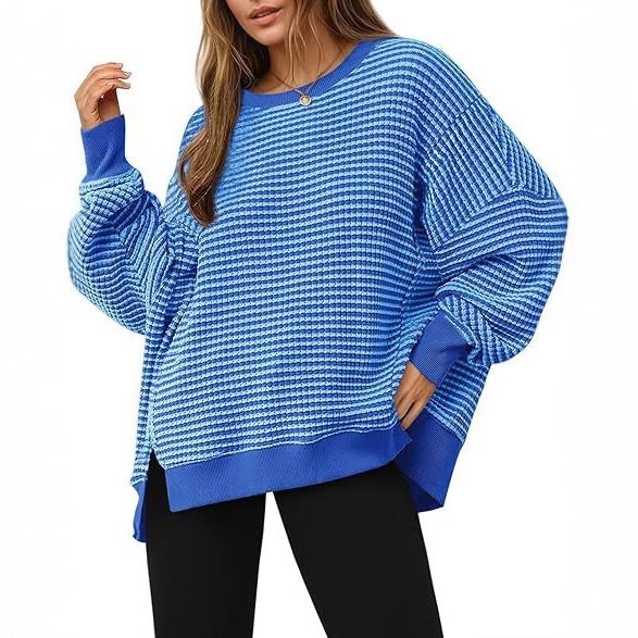 Damen Gestreifter Oversize-Sweater mit Rundhalsausschnitt und Seitenschlitzen Echo Archiv