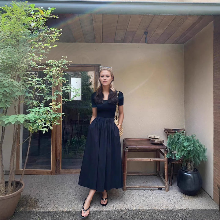 Damen Elegantes Maxi-Kleid mit hohem Ausschnitt und harmonischem Schnitt Echo Archiv