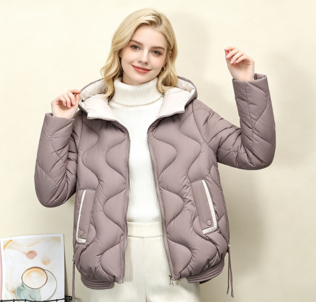 Damen wattierte Kurzjacke mit organischer Herzsteppung, abgerundetem Saum und paspelierten Pattentaschen – Célinea