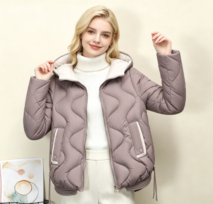 Damen wattierte Kurzjacke mit organischer Herzsteppung, abgerundetem Saum und paspelierten Pattentaschen – Célinea