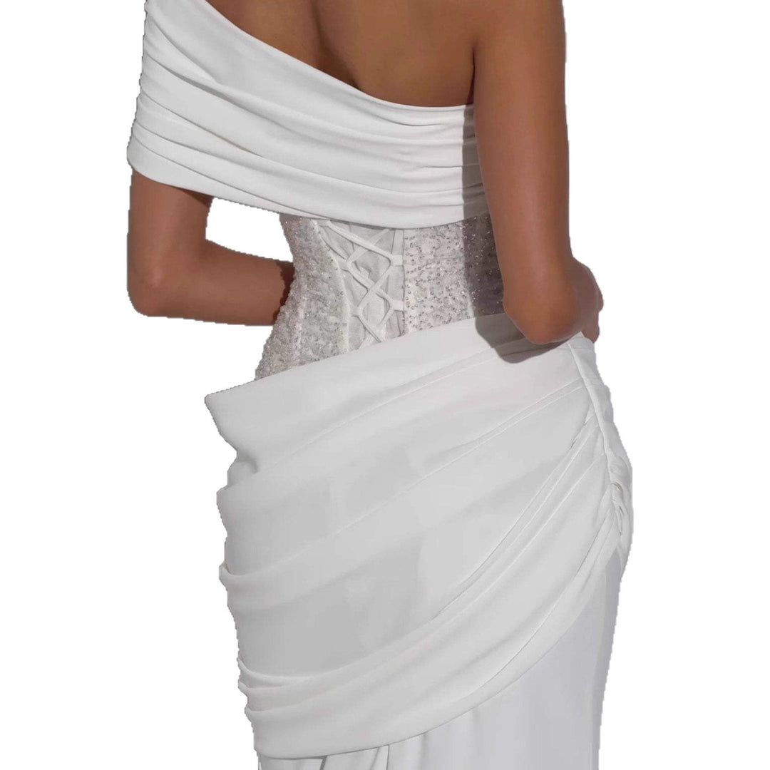 Damen Elegantes und figurbetontes Abendkleid mit asymmetrischem Ausschnitt Echo Archiv
