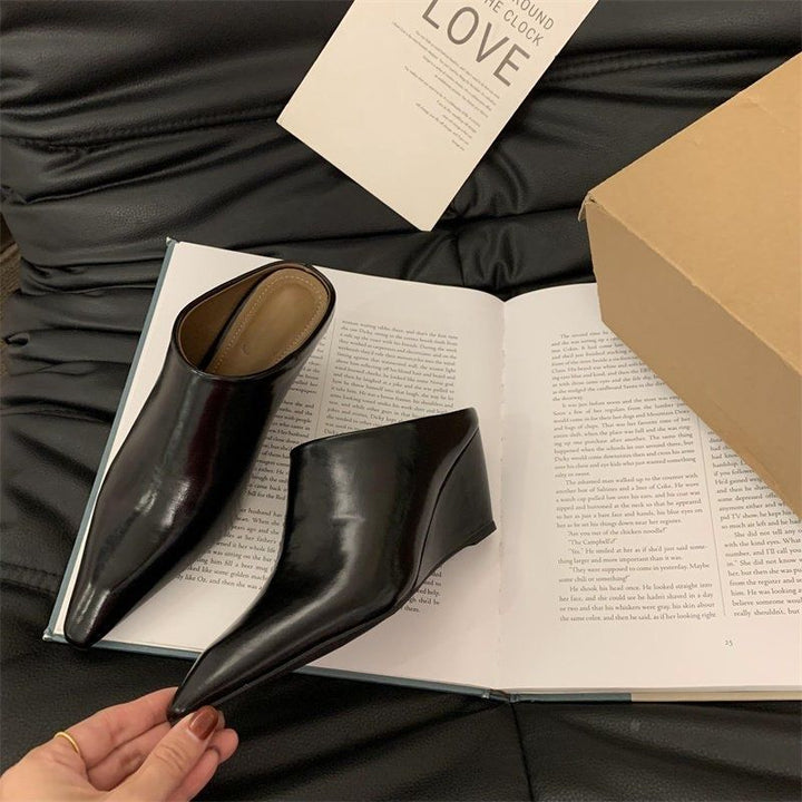 Damen Spitz zulaufende Slip‑On Mules mit skulptiertem Keilabsatz – Avérine