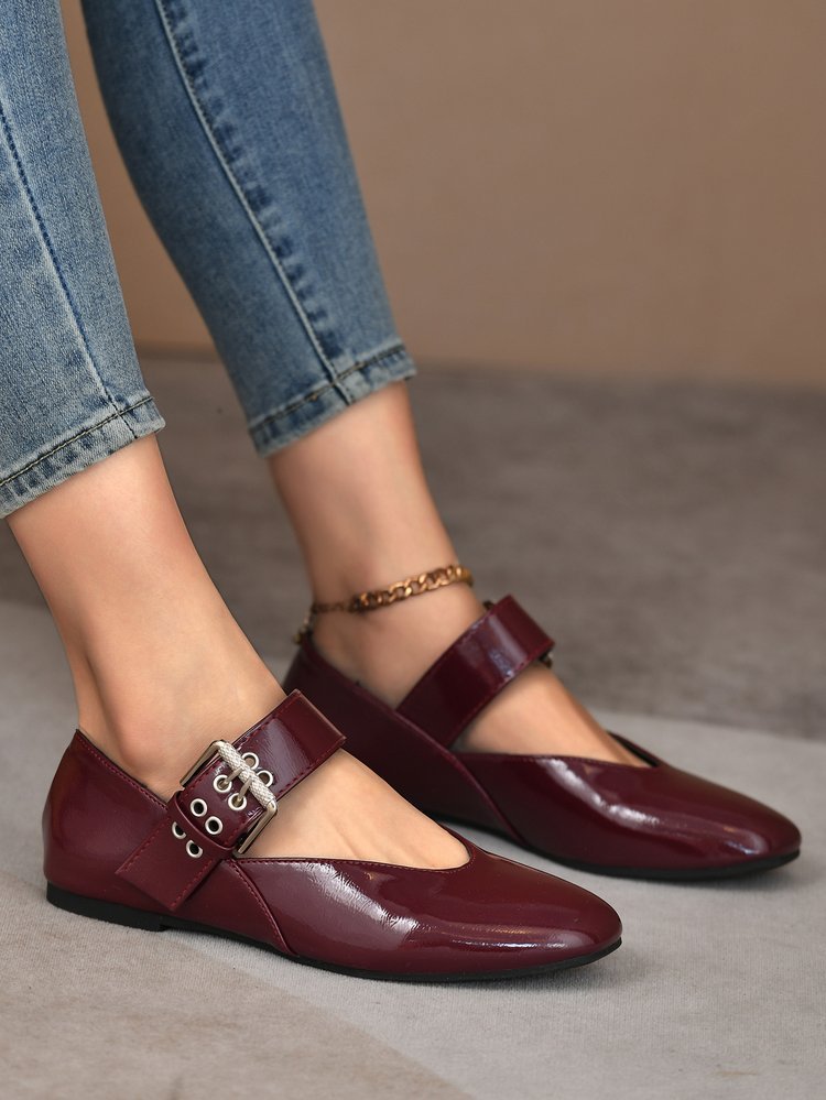 Damen klassische Mary-Jane Ballerina mit verstellbarem Schnallenriemen spitze Vorderkappe und weicher Komfortsohle – Lioré