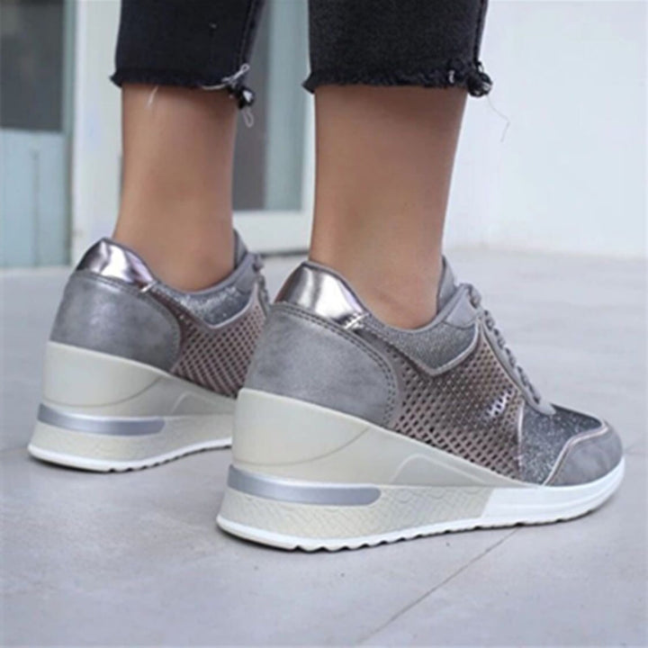 Damen Keilabsatz-Sneaker mit Mesh-Details und gepolstertem Komfort-Fußbett – Névara
