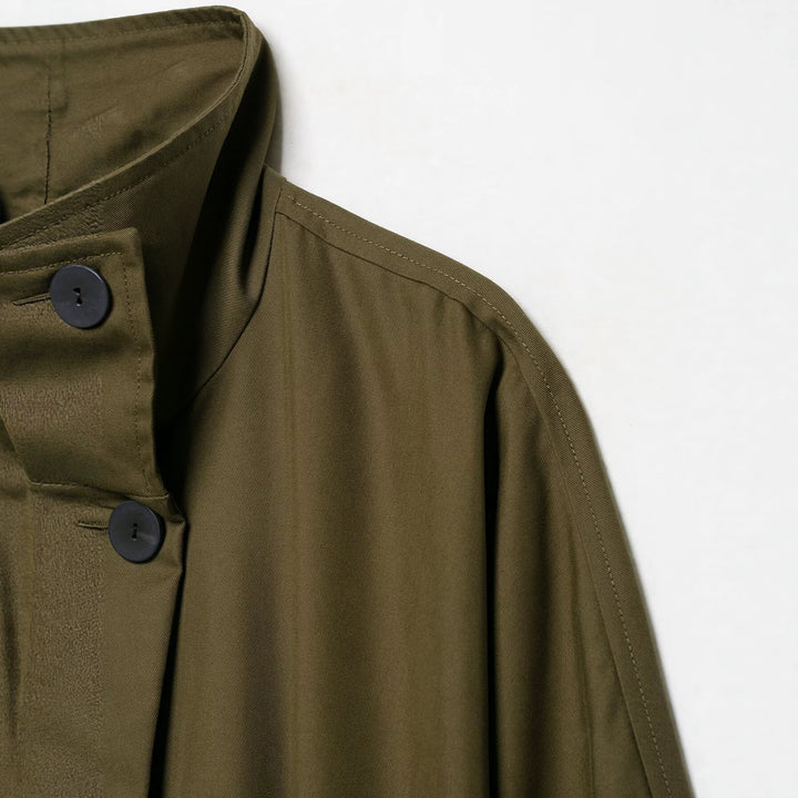 Damen Kurze Utility-Capejacke mit Tunnelzug, hohem Stehkragen und verstellbaren Ärmelriegeln Echoarchiv