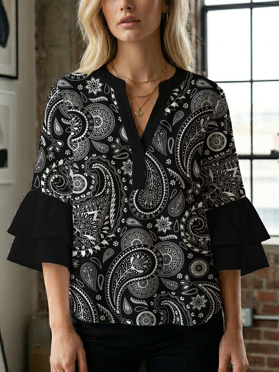 Damen Bluse mit voluminösen Flügelärmel und intensivem Blattmuster Echo Archiv