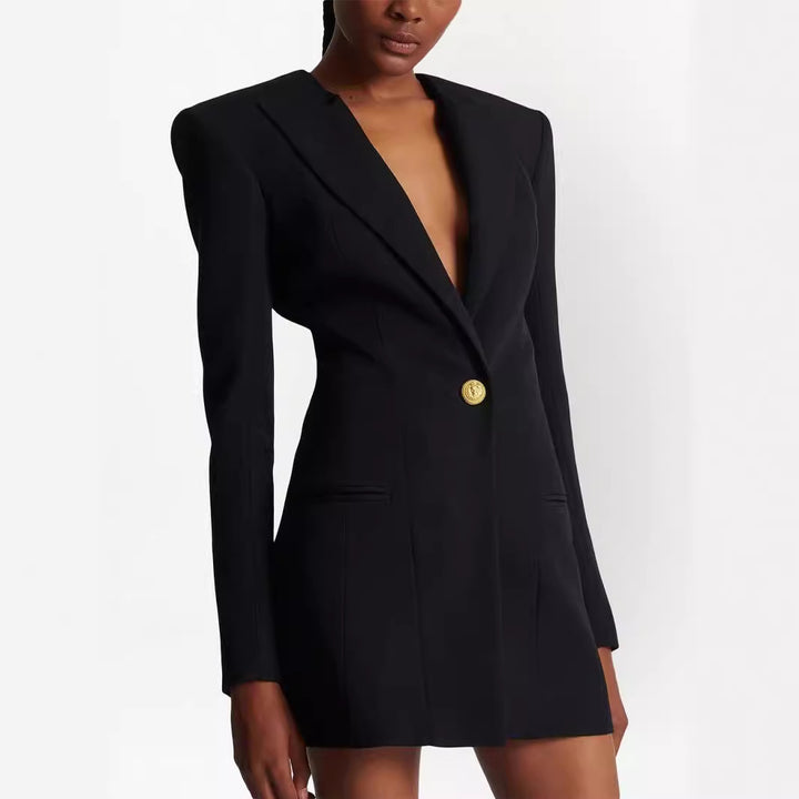 Damen kurzes Blazerkleid im minimalistischen Tailoring mit betonter Schulter und Ein-Knopf‑Verschluss Echoarchiv