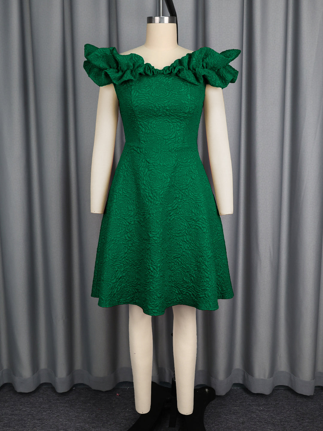 Damen Cocktailkleid mit voluminösen Rüschenärmel Echo Archiv