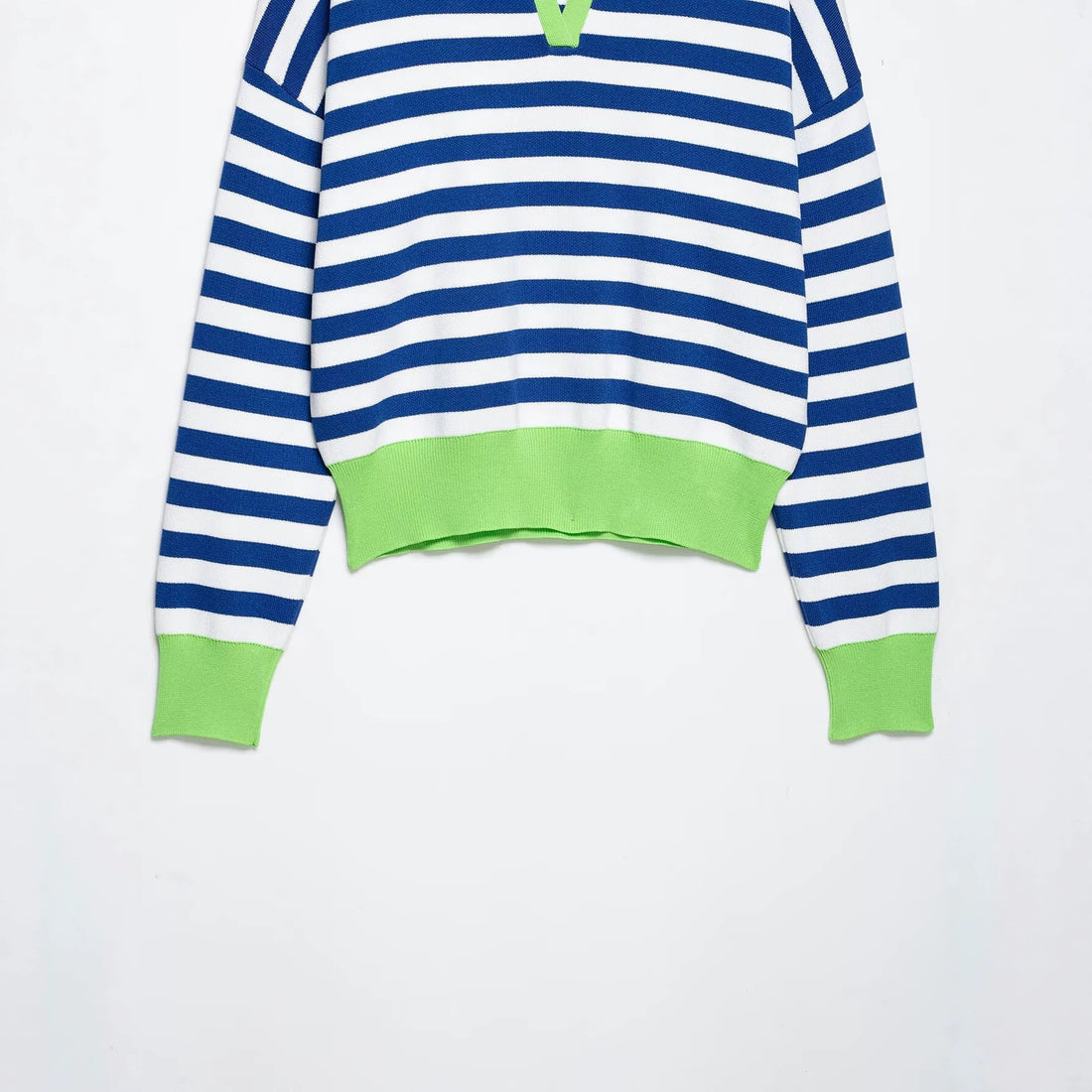 Damen Gestreifter Strickpolo-Sweater mit V-Ausschnitt und breitem Rippbund Echo Archiv