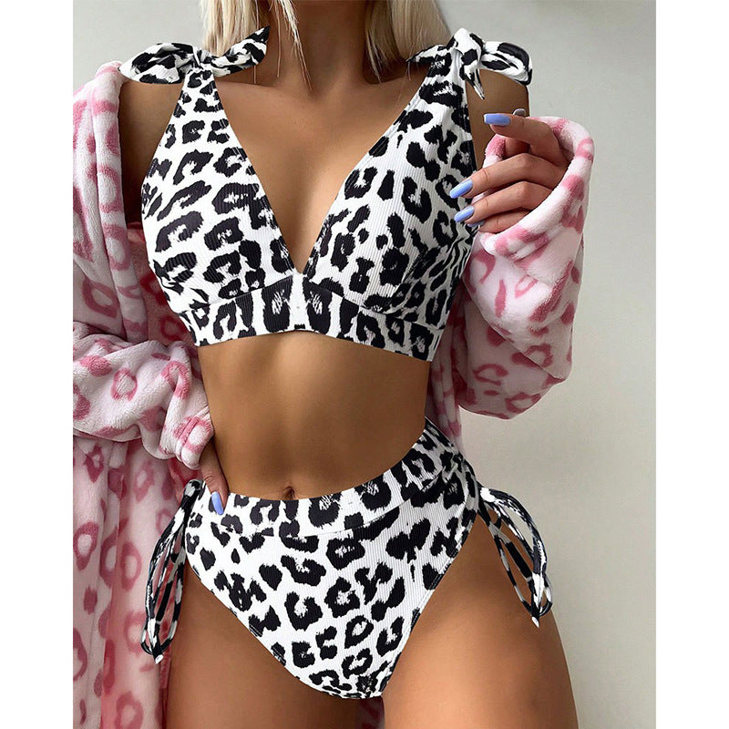 Damen Hochgeschnittenes Bikini-Set mit verspielten Rüschendetails Echo Archiv