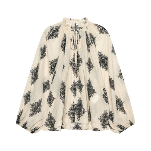 Damen Boho-Bluse aus leichtem Baumwollvoile mit gerafftem Stehkragen, Bindeband und voluminösen Ballonärmeln Echo Archiv