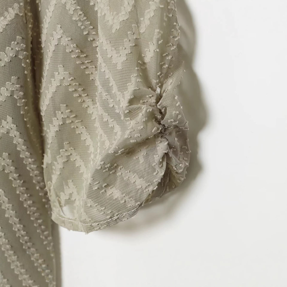 Damen V‑Ausschnitt Mini‑Kleid mit Jacquardstruktur und geraffter Taille Echoarchiv