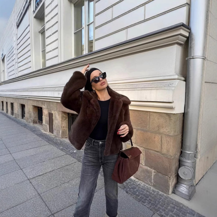 Damen Kurzer boxy Kunstfell‑Blouson mit klassischem Reverskragen und seidiger Fütterung Echo Archiv