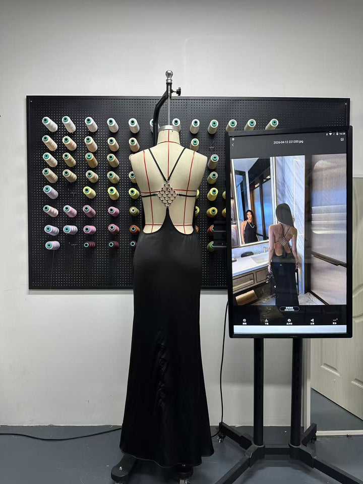 Damen elegantes Maxikleid mit raffiniertem Rückenausschnitt und schimmerndem Material Echo Archiv