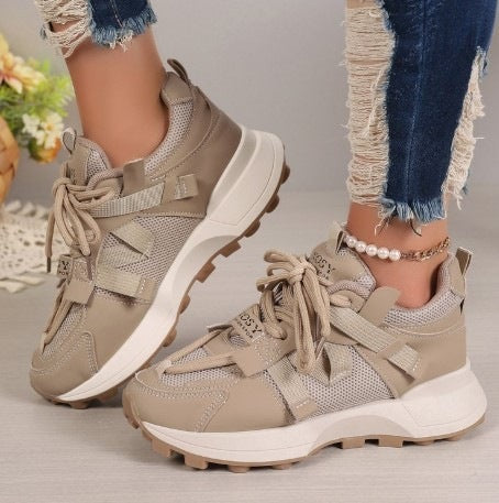 Damen Chunky-Plateau-Sneaker mit atmungsaktivem Mesh und montierten Riemen – Névara