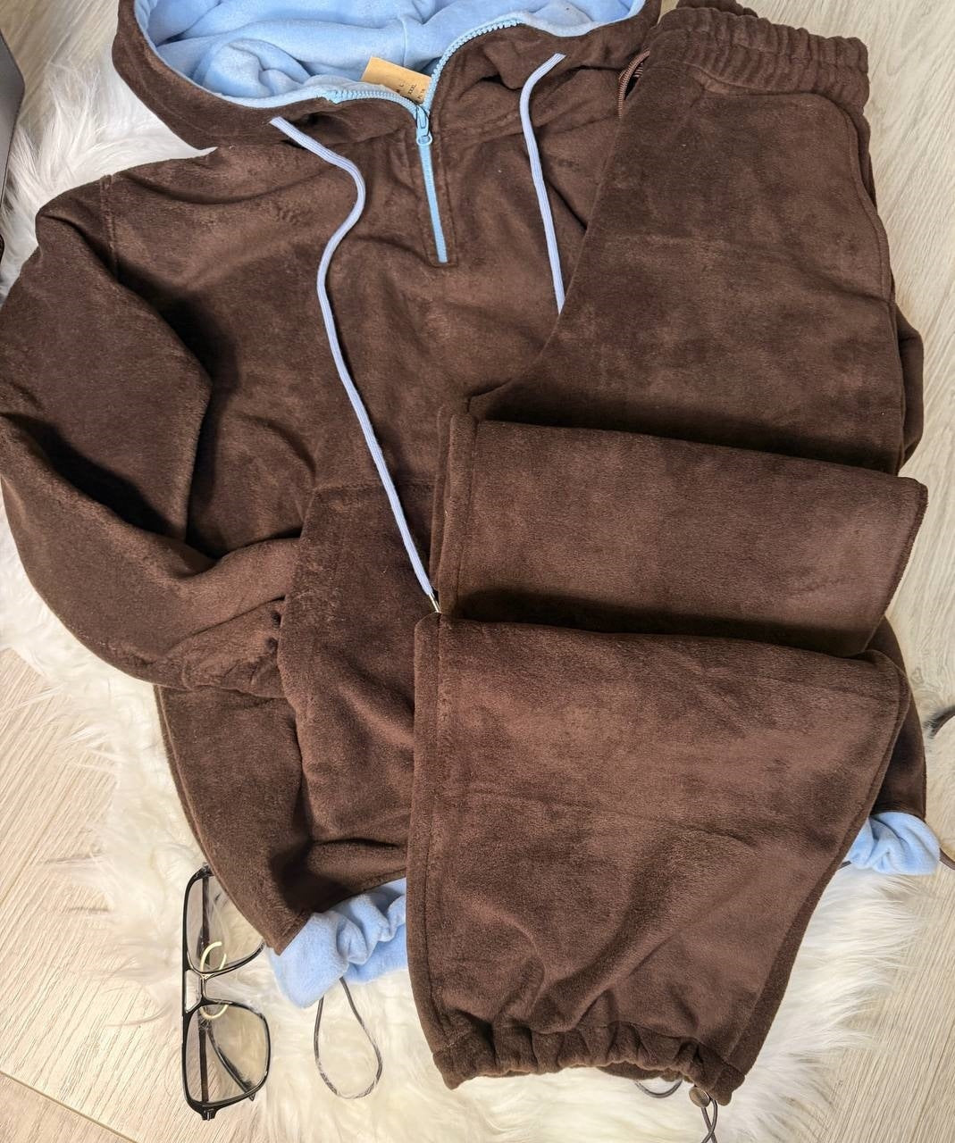 Damen Fleece-Loungewear-Set mit halbem Frontzip, gefütterter Kapuze und hochgeschnittener Komforthose – Auréline