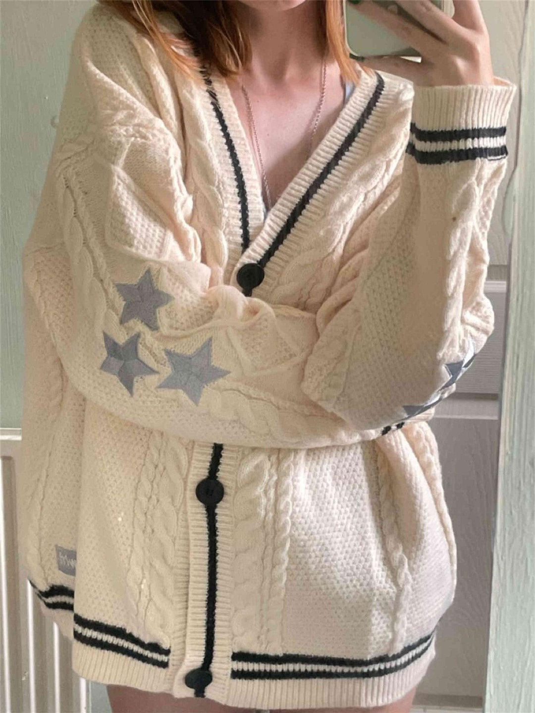 Damen nan oversized Zopfmuster-Cardigan mit V-Ausschnitt, Knopfleiste und Sternapplikationen Echo Archiv