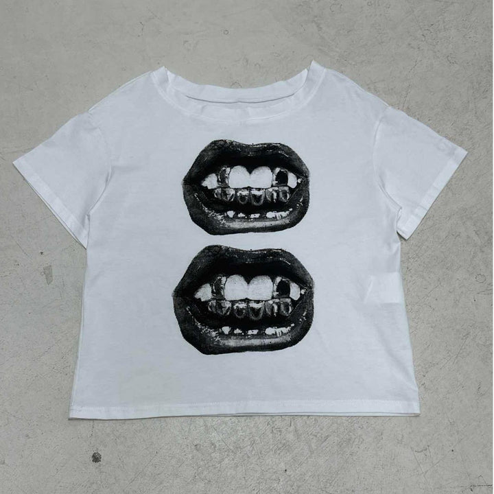 Damen lässiges T-Shirt mit glänzendem Kreuzdesign und großzügigem Ausschnitt Echo Archiv