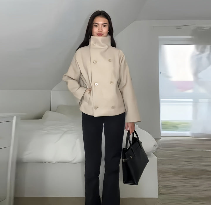 Damen Modische oversized Jacke mit hohem Kragen und dekorativen Knopfdetails Echoarchiv