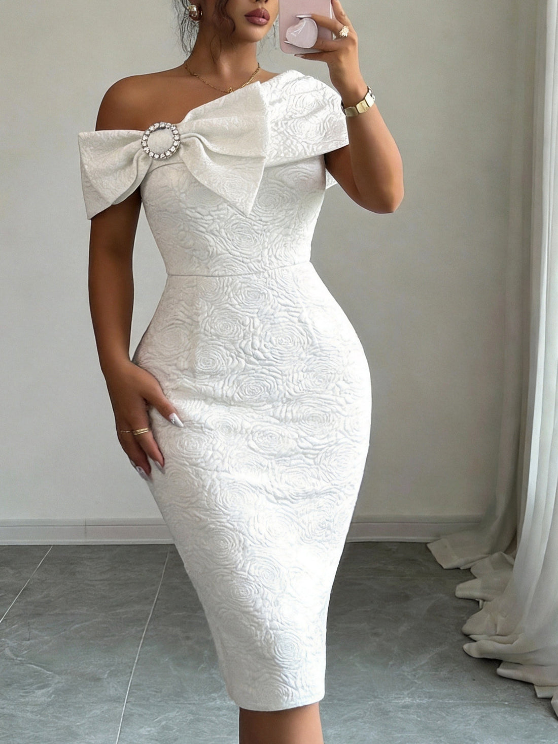 Damen elegantes Etuikleid mit schicker Rüschenapplikation – Élara