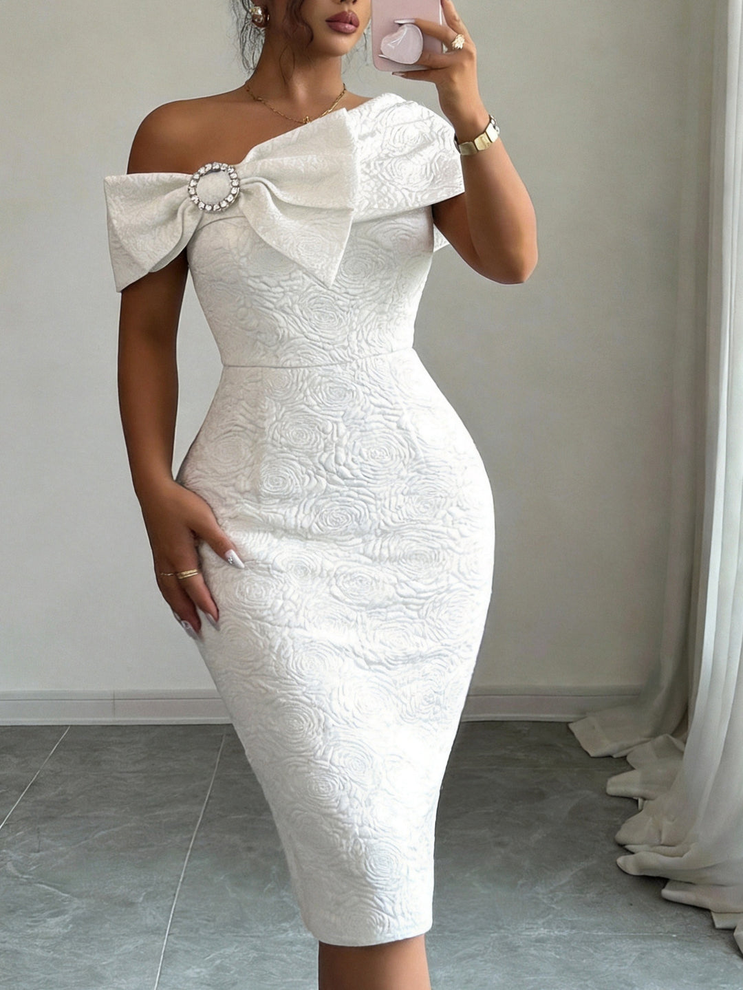 Damen elegantes Cocktailkleid mit asymmetrischem Träger und dekorativem Schleifen-Detail Echo Archiv