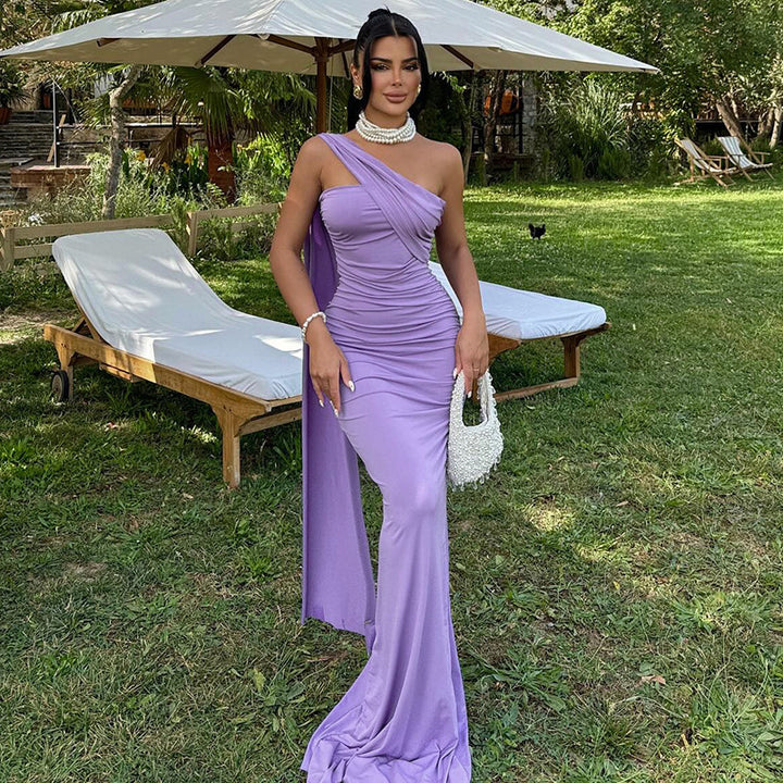Damen Elegantes Abendkleid mit asymmetrischem Schnitt und schimmerndem Stoff Echo Archiv