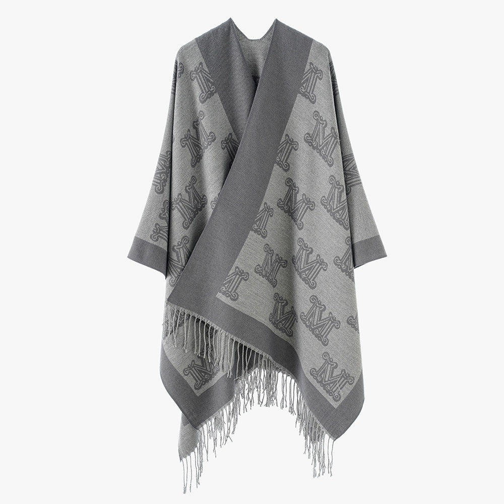 Damen Jacquardponcho mit Monogramm-Allover und Fransensaum – Avérine