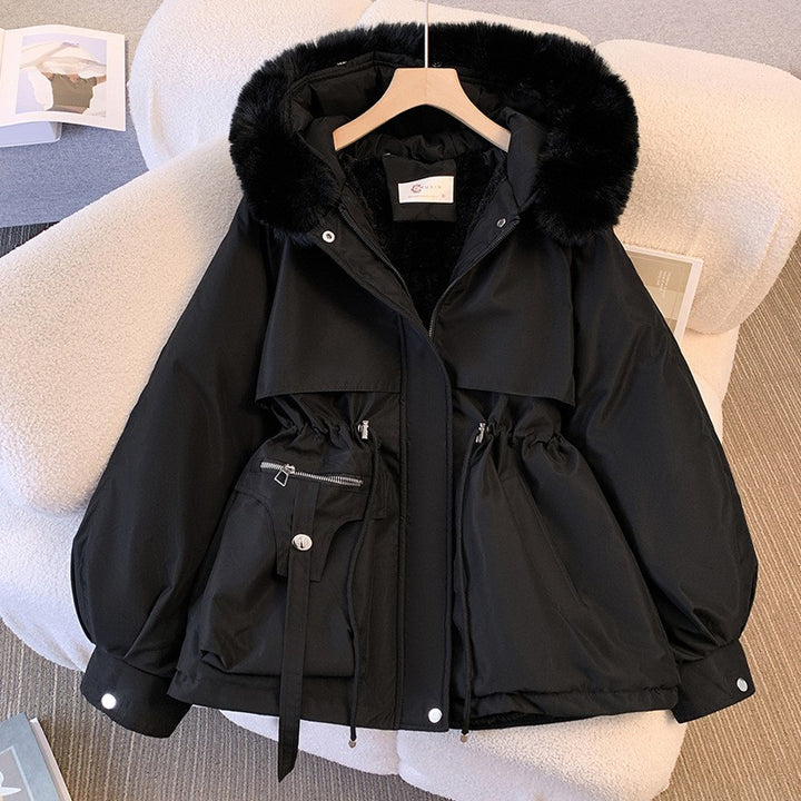 Damen kurzer Utility-Parka mit taillierendem Kordelzug, multifunktionalen Außentaschen und voluminöser Kapuzenblende – Célinea