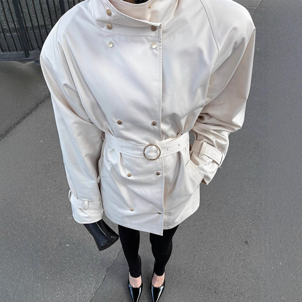 Damen Kurz‑Trench im Oversize‑Look mit extrabreitem Revers und Druckknopfverschluss Echoarchiv