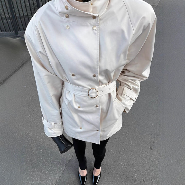 Damen Kurz‑Trench im Oversize‑Look mit extrabreitem Revers und Druckknopfverschluss Echoarchiv