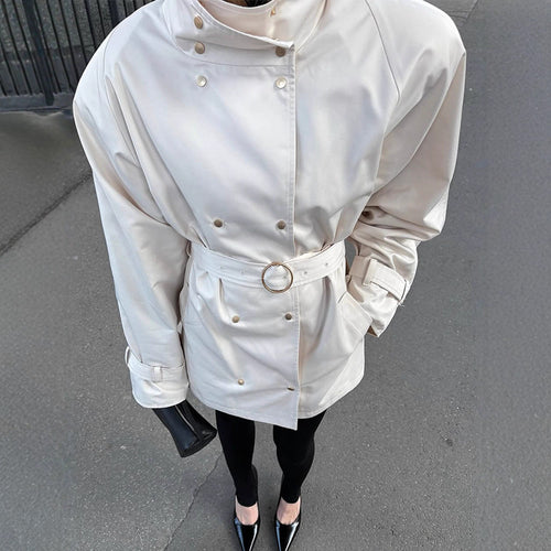 Damen Kurz‑Trench im Oversize‑Look mit extrabreitem Revers und Druckknopfverschluss Echoarchiv