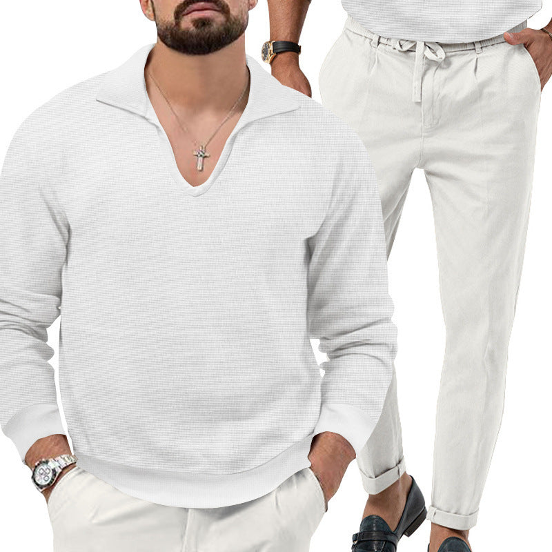 Herren gemütlicher Pullover mit V-Ausschnitt und eleganter Hosenkombination Echoarchiv