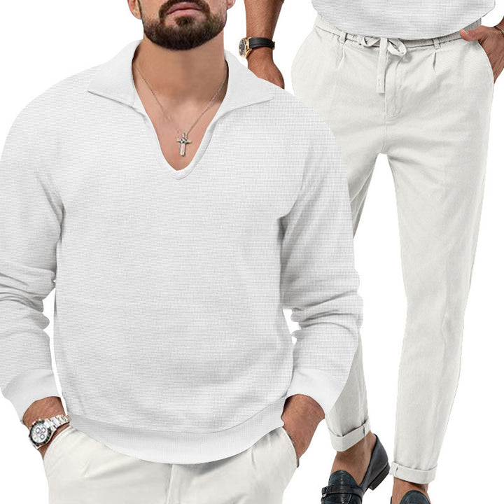 Herren gemütlicher Pullover mit V-Ausschnitt und eleganter Hosenkombination Echoarchiv
