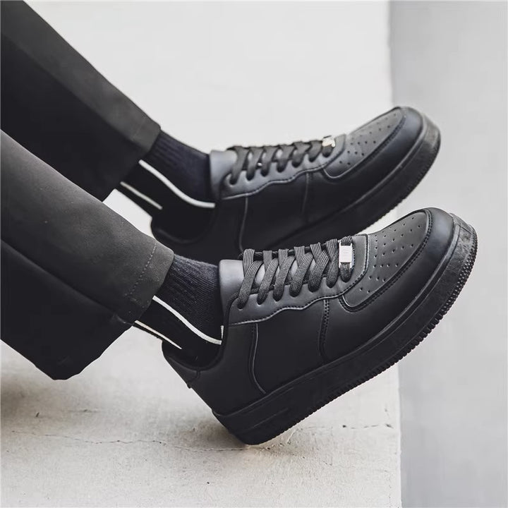 Unisex minimalistische Court-Sneaker mit perforierter Zehenkappe und gepolstertem Komfortfußbett – Norré