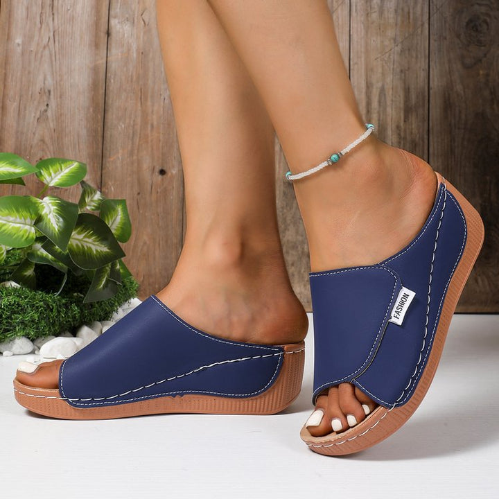 Damen Offene Zehen-Pantoletten mit Soft‑Suede‑Obermaterial, verstellbarem Klettverschluss und dämpfender Keilsohle – Lioré