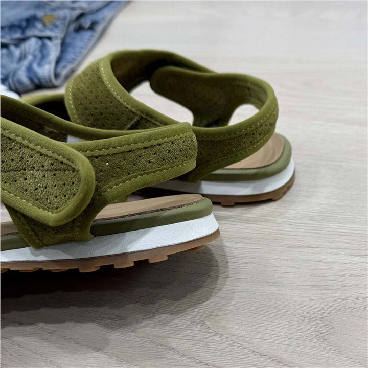 Damen Perforierte Wildleder-Sandalen mit geschlossener Zehenkappe, Klettverschluss und ergonomischer Profilsohle – Sorelia