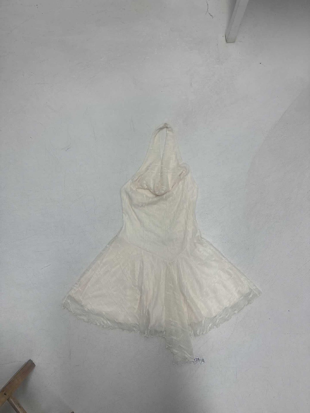 Damen Halterkleid mit fließendem Schnitt und Rüschendetails Echo Archiv