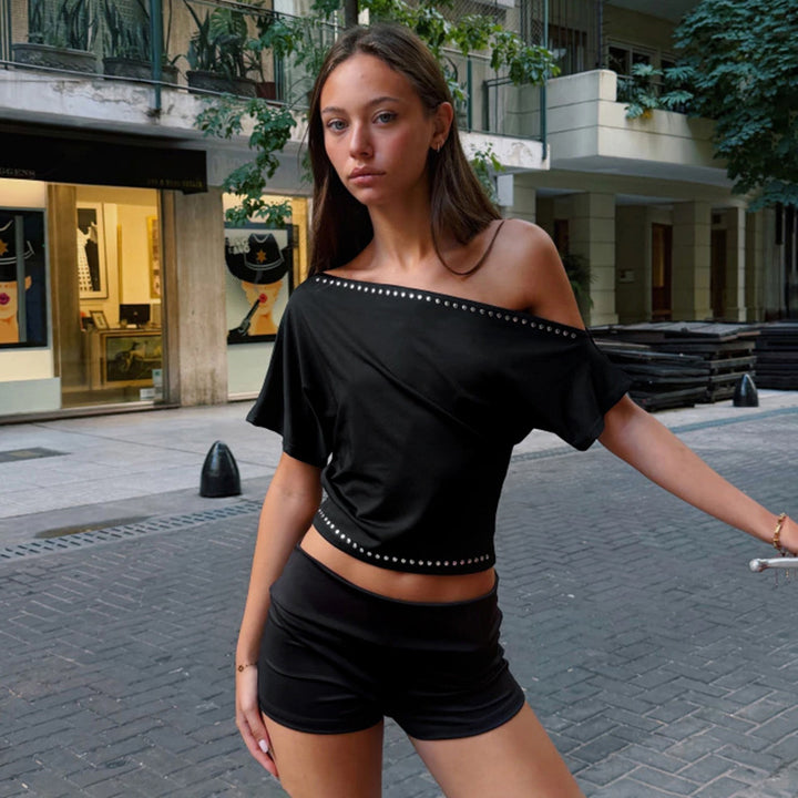 Damen asymmetrisches Crop-Top mit weich fließendem Stoff und dekorativem Nietenbesatz Echo Archiv