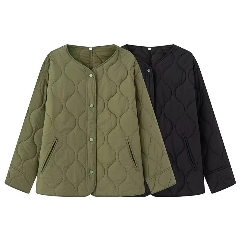 Damen gesteppte Übergangsjacke mit Rundhalsausschnitt, Druckknopfverschluss und wellenförmiger Steppung – Célinea