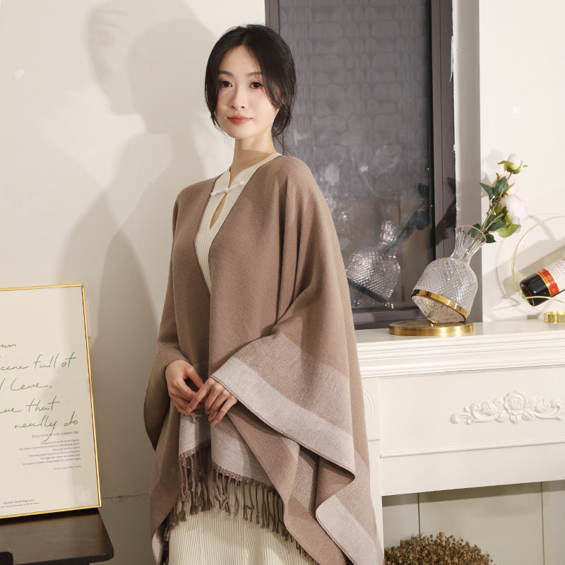 Damen Oversize Capeponcho aus feinem Wollmix mit V‑Ausschnitt, Streifenbordüre und Fransensaum – Montévia