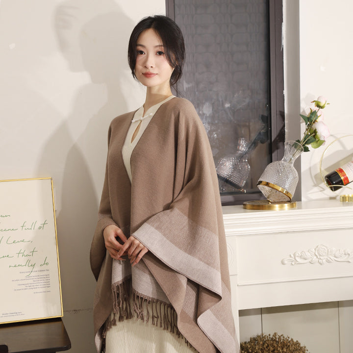 Damen Oversize Capeponcho aus feinem Wollmix mit V‑Ausschnitt, Streifenbordüre und Fransensaum – Montévia