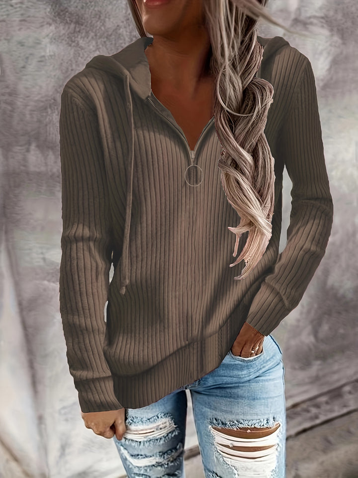 Damen Lässiger Rippstrick-Hoodie mit halbhohem Reißverschluss und Ringzipper – Auréline