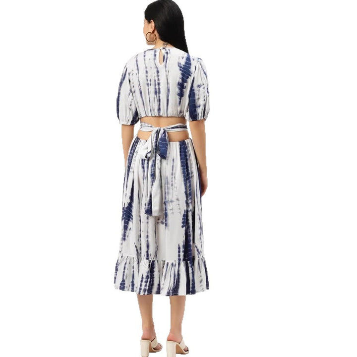 Damen Midikleid mit Batikprint, tailliertem Schnitt, seitlichem Cut-Out und Volant-Saum – Élara