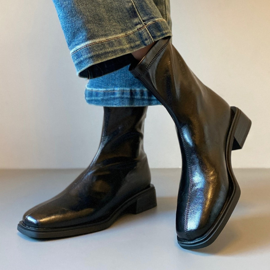 Damen Stiefelette im Reitstiefel‑Look aus softem Glattleder mit quadratischer Kappnaht und gestapeltem Blockabsatz Echo Archiv